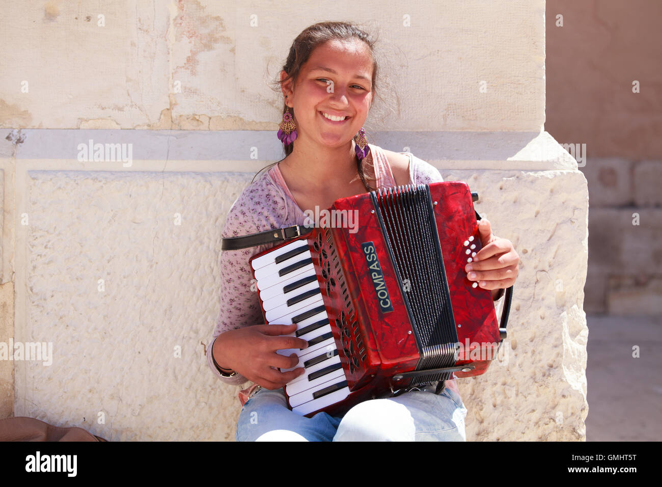 Ragazza di suonare la fisarmonica a Siracusa, Sicilia Italia Foto stock -  Alamy