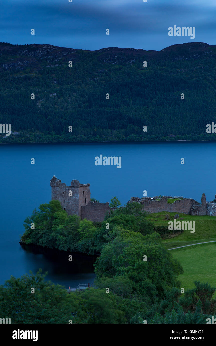 Twilight su Castello Urquhart lungo il lago di Loch Ness e delle Highlands, Scozia Foto Stock