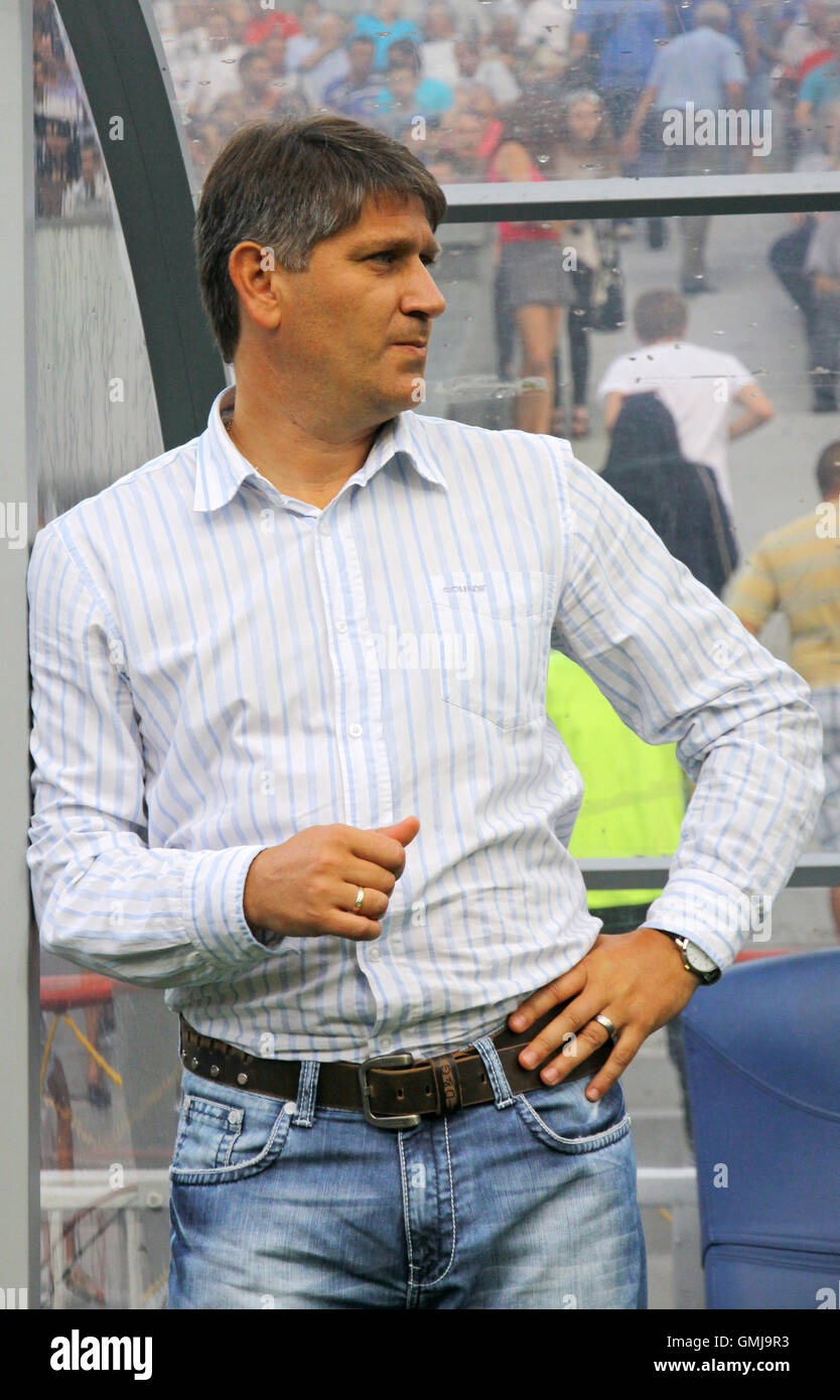 FC Obolon manager Kovalets Serhiy guarda in Ucraina durante la partita di campionato contro FC Dynamo Kyiv Foto Stock