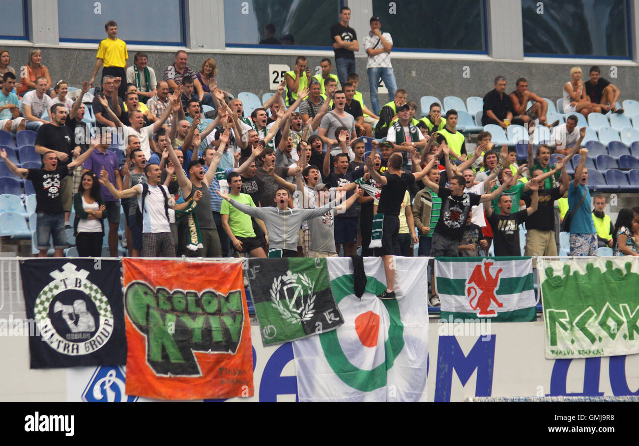 FC Obolon sostenitori mostrano il loro sostegno durante l'Ucraina partita di campionato contro FC Dynamo Kyiv Foto Stock