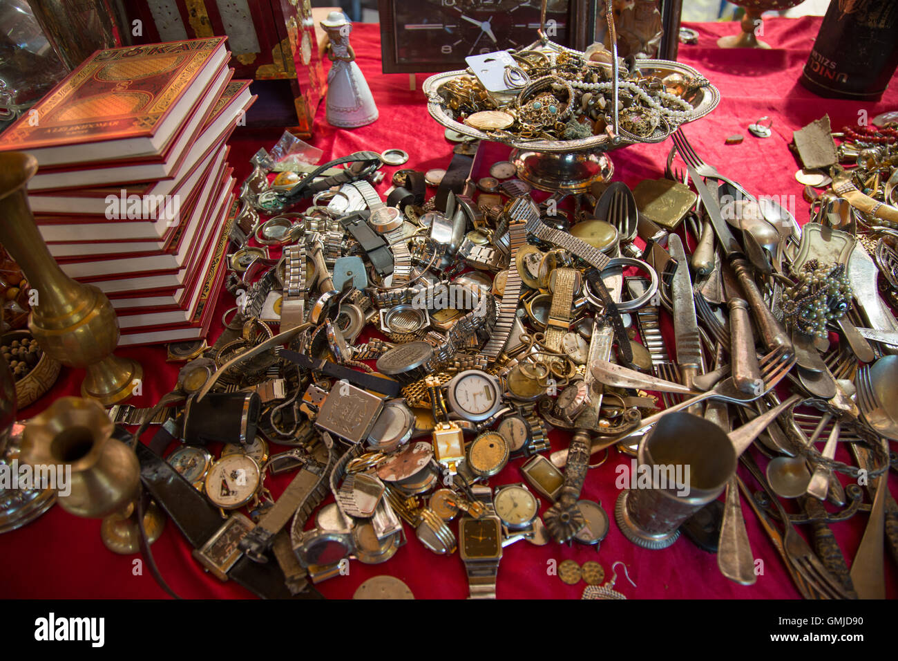 Seconda mano di orologi, gioielli e posate in vendita su un mercato in stallo PECSA Bolhapiac mercato delle pulci in City Park, Budapest Foto Stock