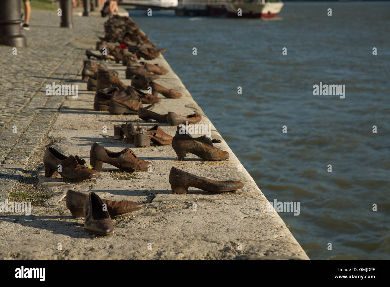 Pattino di ferro memoriale sulla riva del fiume Danubio, Budapest. Foto Stock