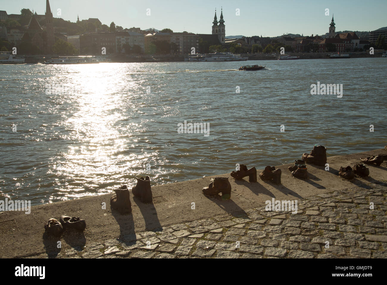 Pattino di ferro memoriale sulla riva del fiume Danubio, Budapest. Foto Stock