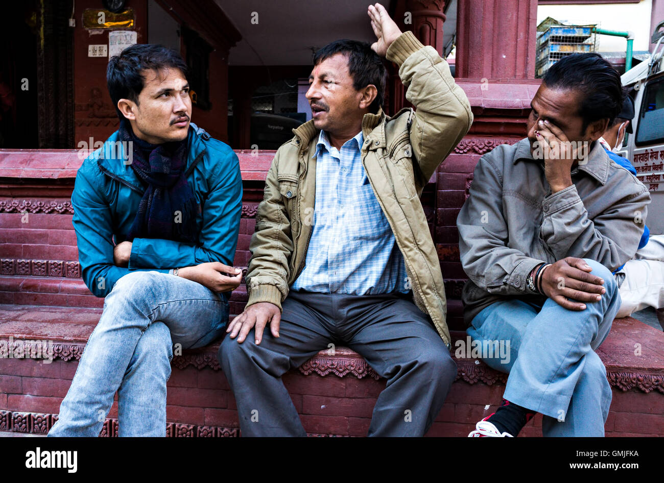 Ritratto di viaggio di tre uomini nepalese in chat nel loro tempo libero in Kathmandu Foto Stock