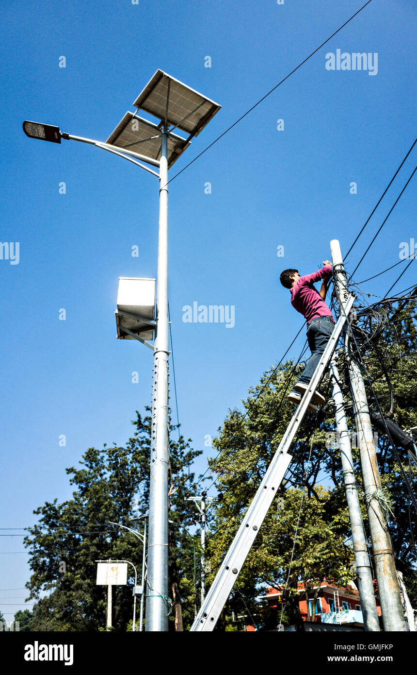 Un cavo di rete tecnico al lavoro di Kathmandu Foto Stock