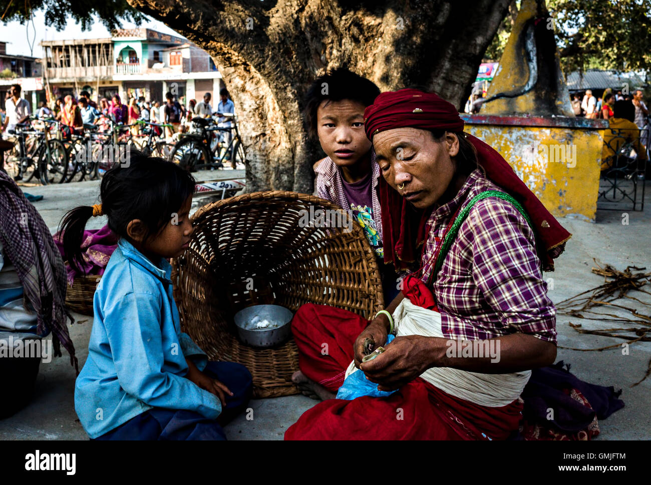 Ritratto di viaggio di un Nepalese famiglia rurale in Dhanuhsa Foto Stock