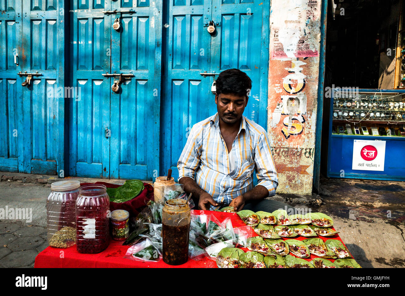 Ritratto di viaggio di un indiano uomo di mezza età di 30-40 anni Paan vendita in strada Foto Stock