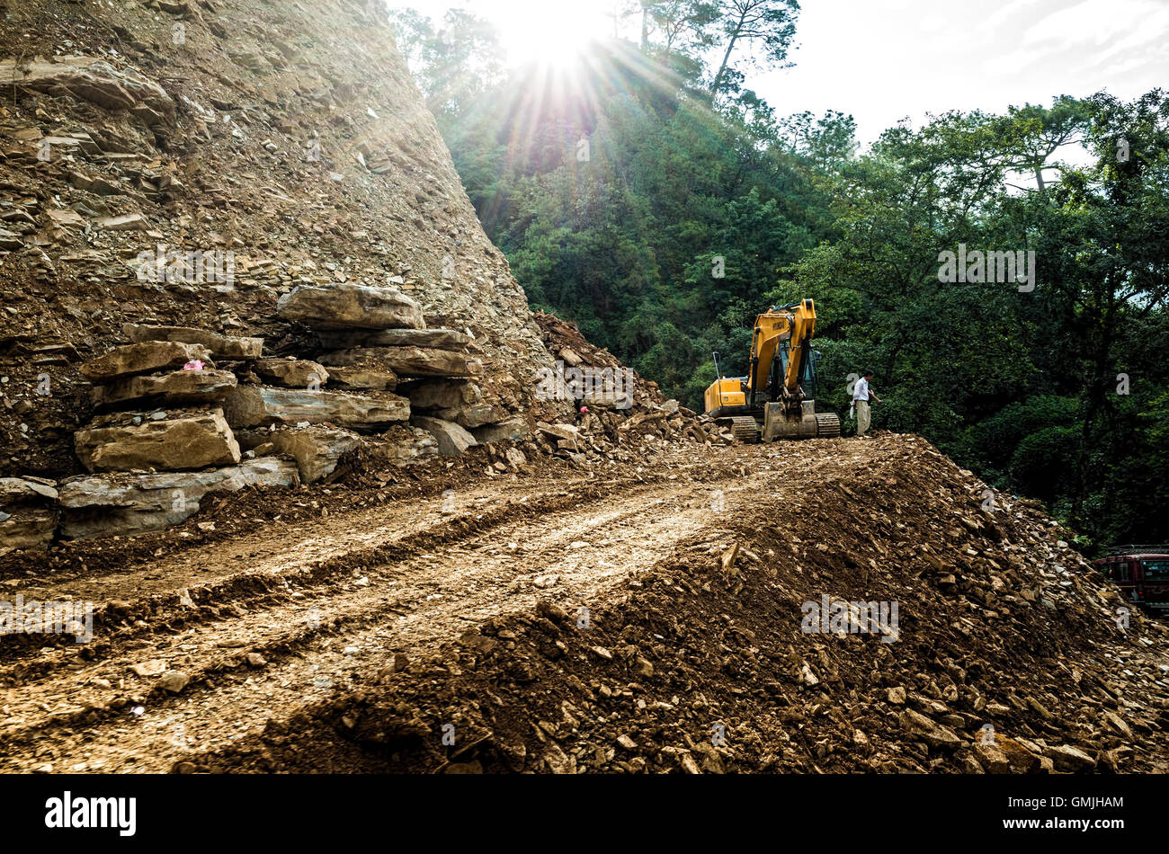 Un escavatore parcheggiato su una collina autostrada cantiere vicino Tempio Dakshinkali sulla strada Bhaise-Kathmandu in Nepal Foto Stock