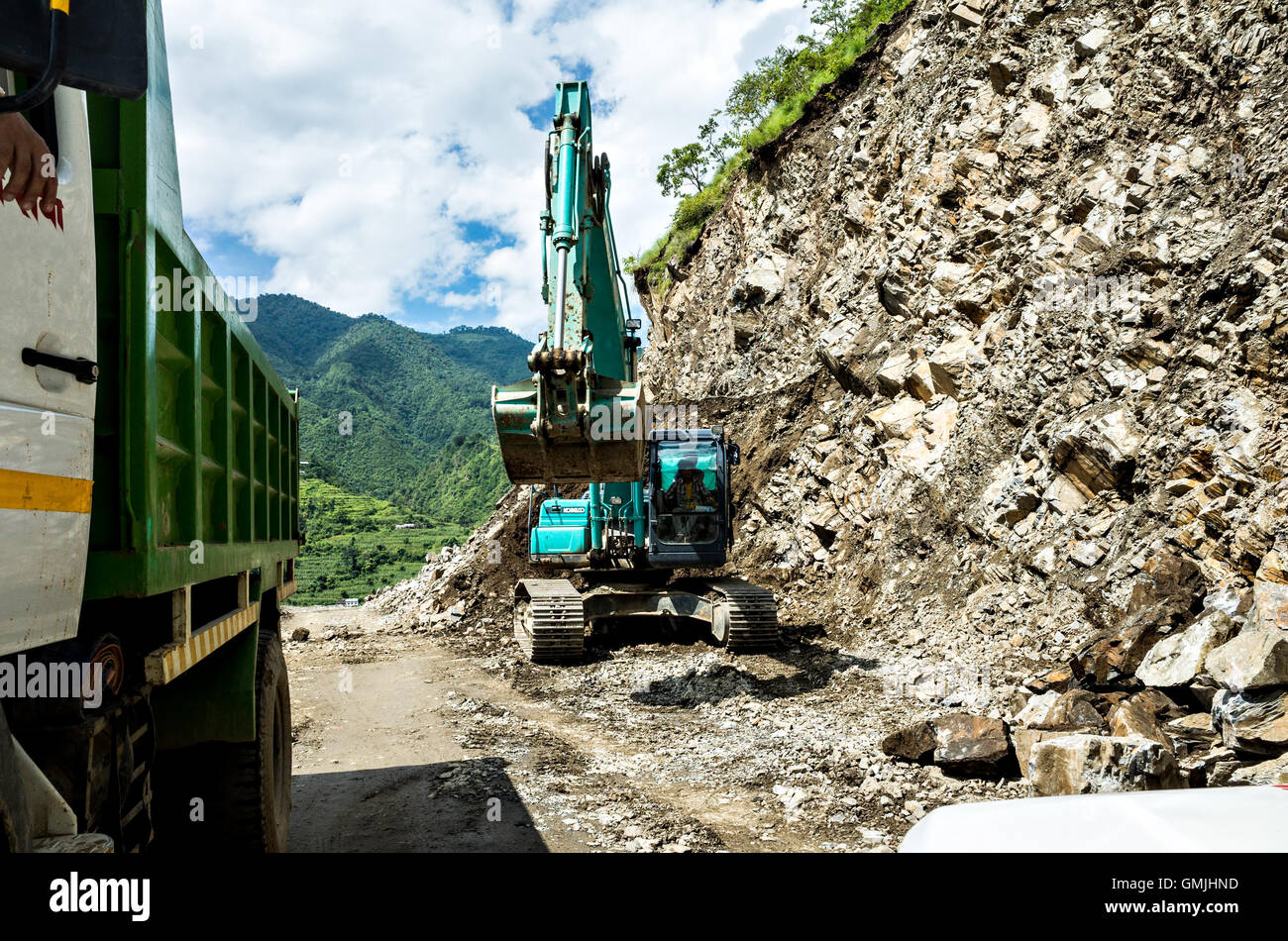 Escavatore e parte di una costruzione veicolo sul luogo di lavoro Foto Stock
