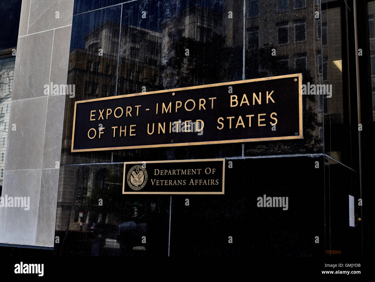 Export Import Bank degli Stati Uniti e il reparto degli affari di veterani edificio segno con la riflessione dei veterani Aff Foto Stock