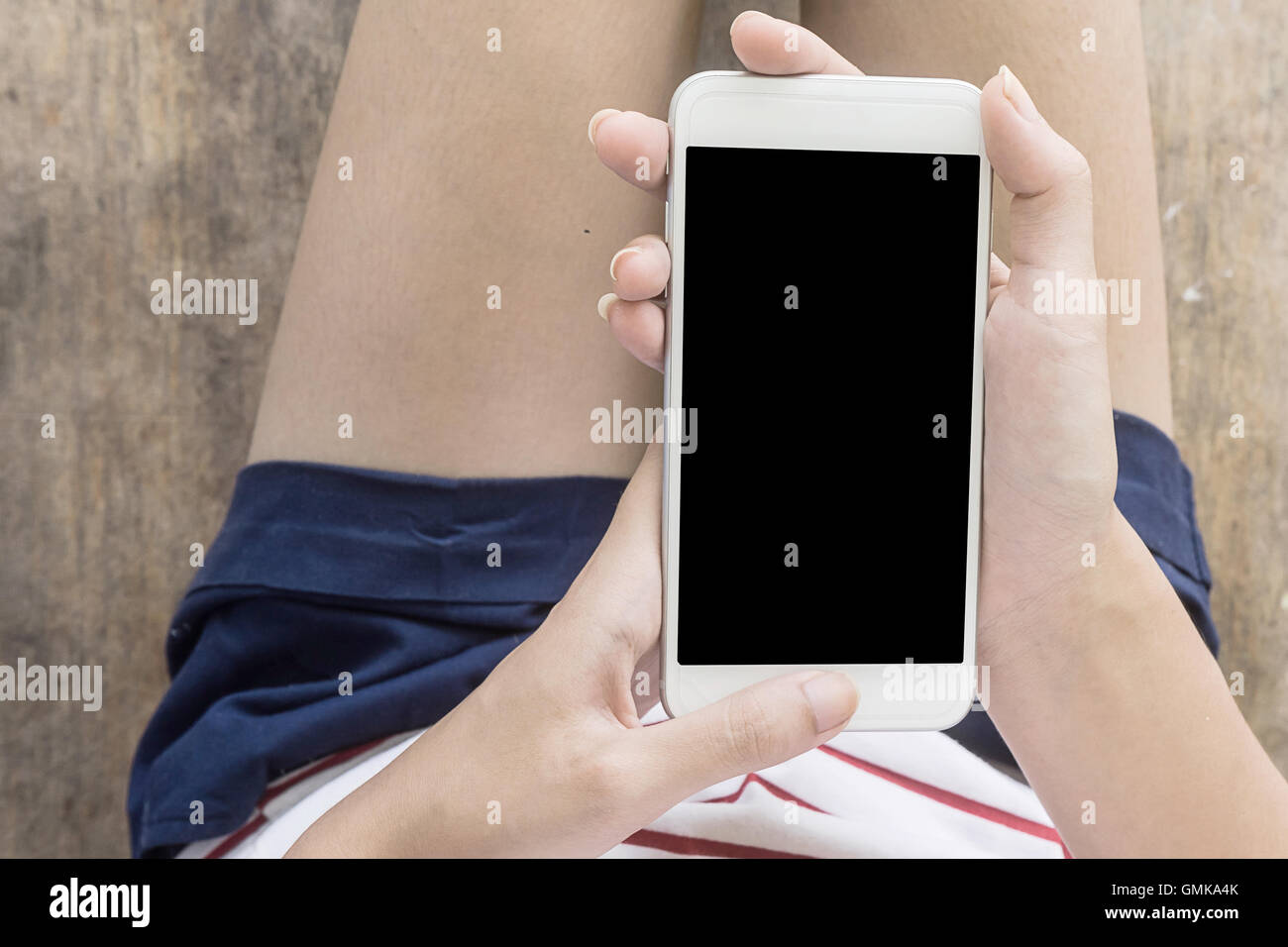 White telefono cellulare sulla donna asiatica mano Foto Stock