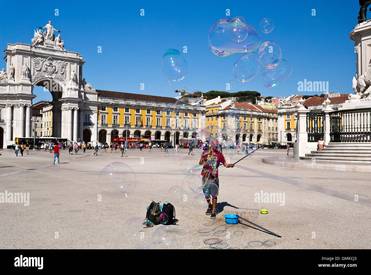 Busker eseguendo con sapone palloncini nel mezzo della piazza del Commercio, la piazza principale di Lisbona, Portogallo, Foto Stock