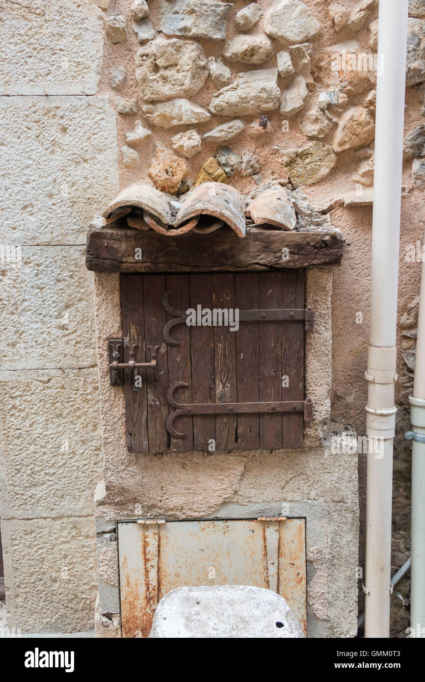 Rustico weathered tapparelle su vecchi edifici francese Foto Stock