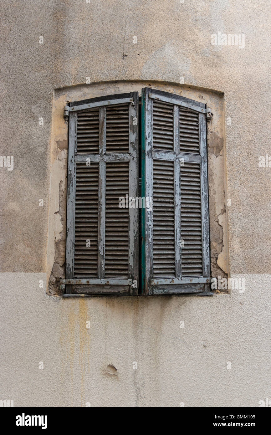 Rustico weathered tapparelle su vecchi edifici francese Foto Stock