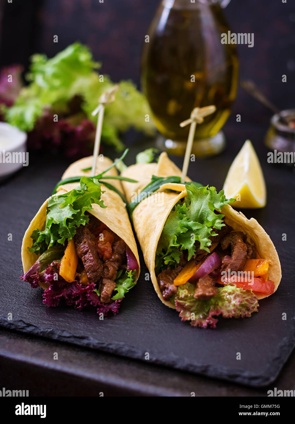 Le fajitas messicane di manzo e verdure alla griglia (paprica, rosso cipolla, pomodoro). Foto Stock