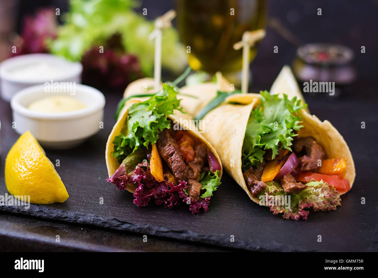 Le fajitas messicane di manzo e verdure alla griglia (paprica, rosso cipolla, pomodoro). Foto Stock