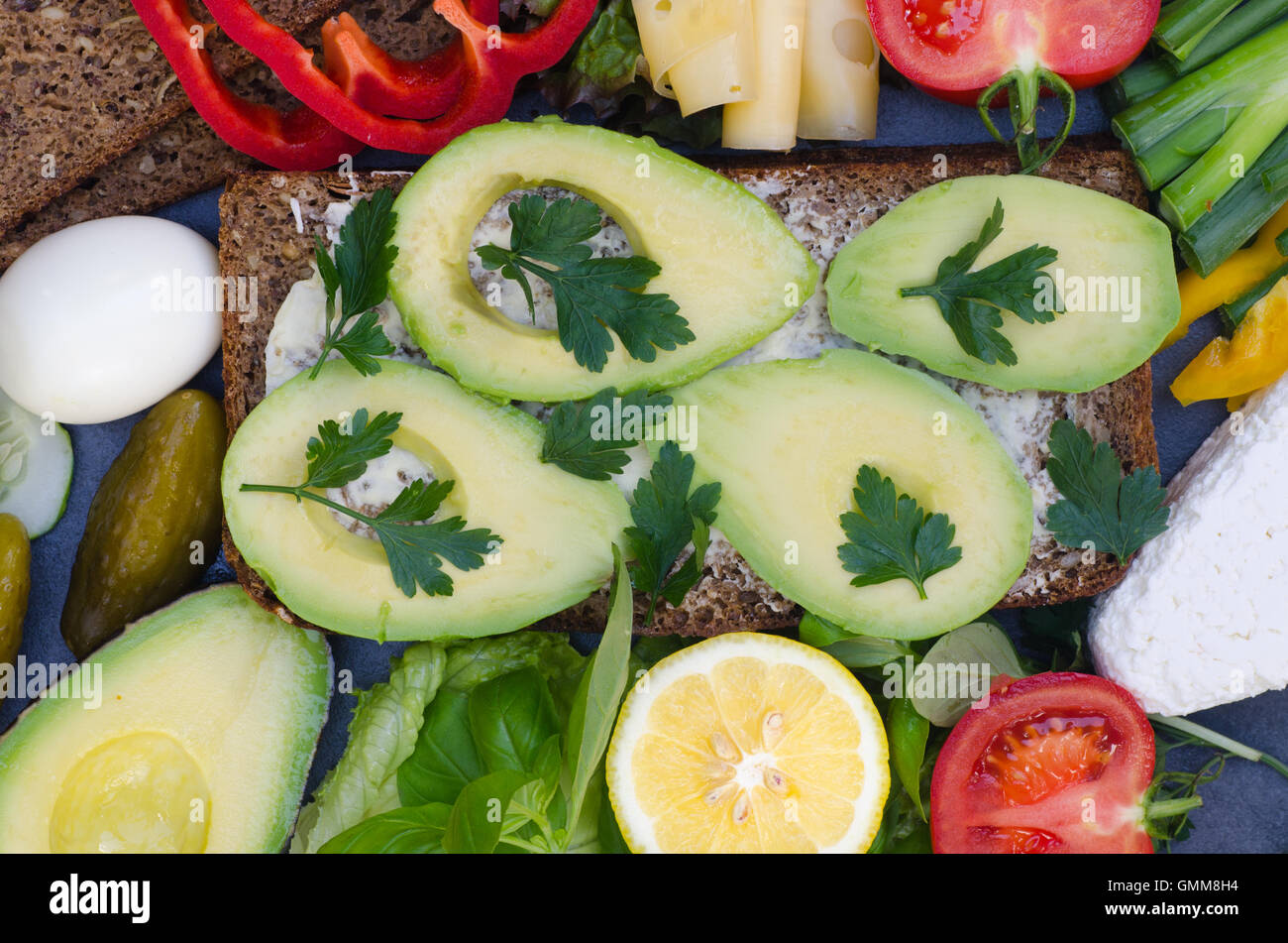 Sandwich di sani con avocado su tavola Foto Stock