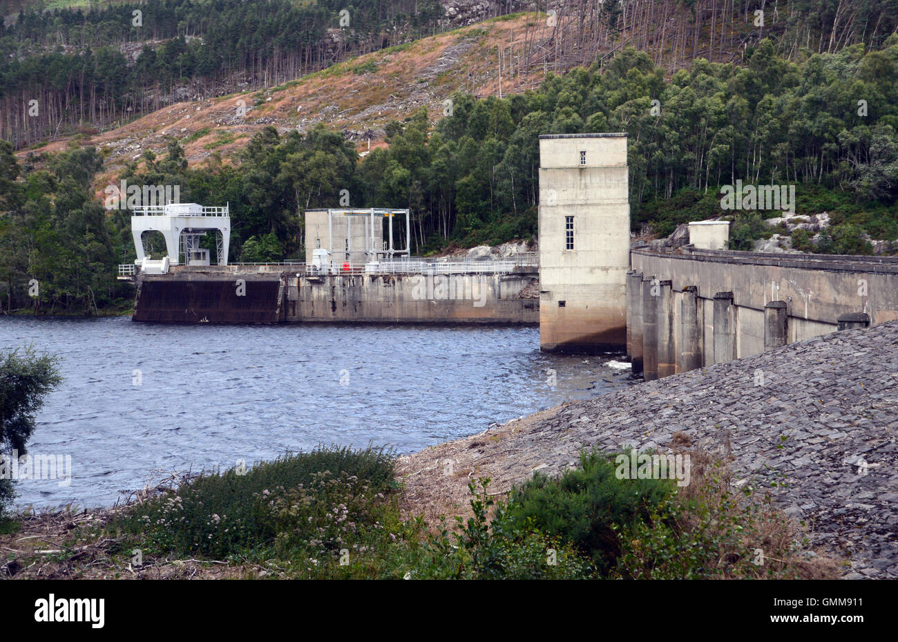 Loch Meig Dam da Scottish Hydro in Glen Strathconon, Highlands scozzesi, Scotland Regno Unito Foto Stock