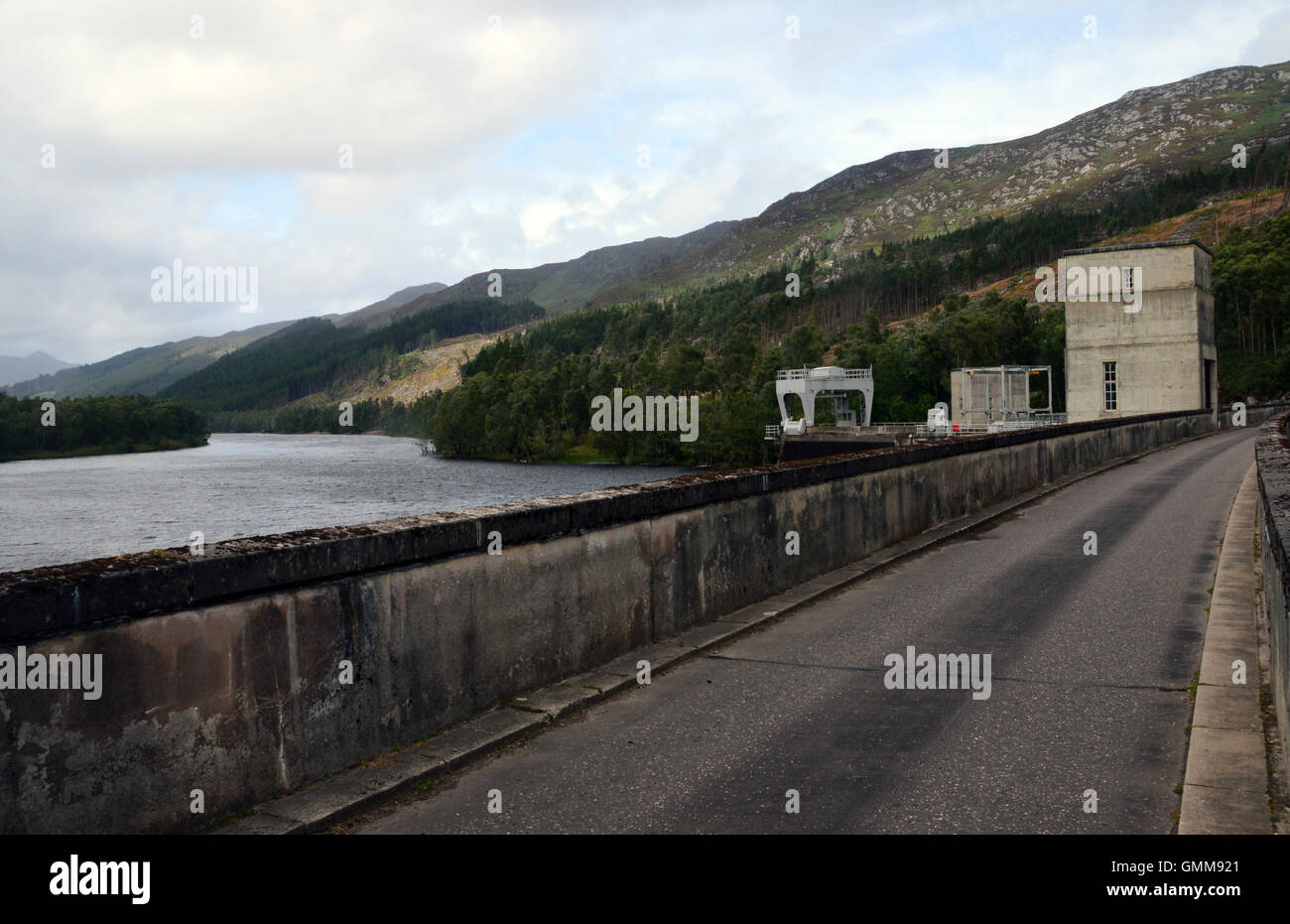 Loch Meig Dam da Scottish Hydro in Glen Strathconon, Highlands scozzesi, Scotland Regno Unito Foto Stock