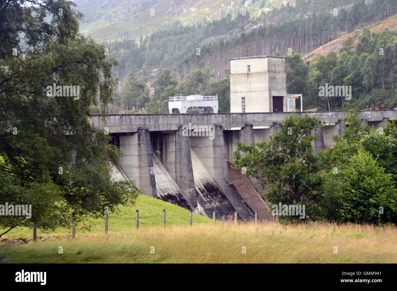 Loch Meig Dam da Scottish Hydro in Glen Strathconon, Highlands scozzesi, Scotland Regno Unito Foto Stock