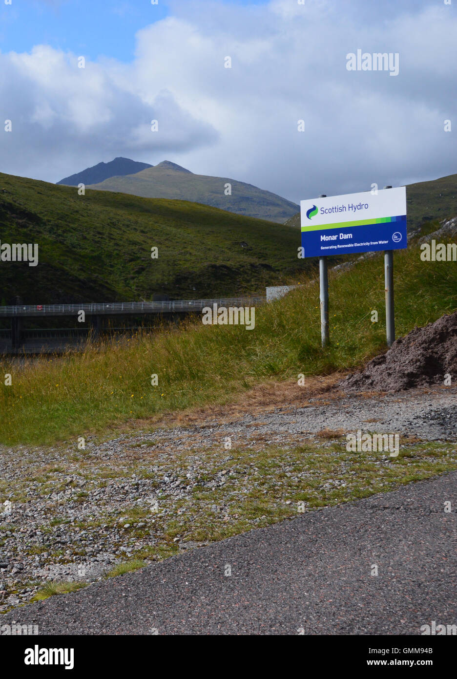 Seguire le indicazioni per Loch Monar Dam da Scottish Hydro in Glen Strathfarrar, Highlands scozzesi, Scotland Regno Unito Foto Stock