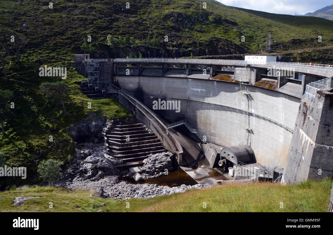 Il Loch Monar diga ad arco da Scottish Hydro in Glen Strathfarrar, Highlands scozzesi, Scotland Regno Unito Foto Stock