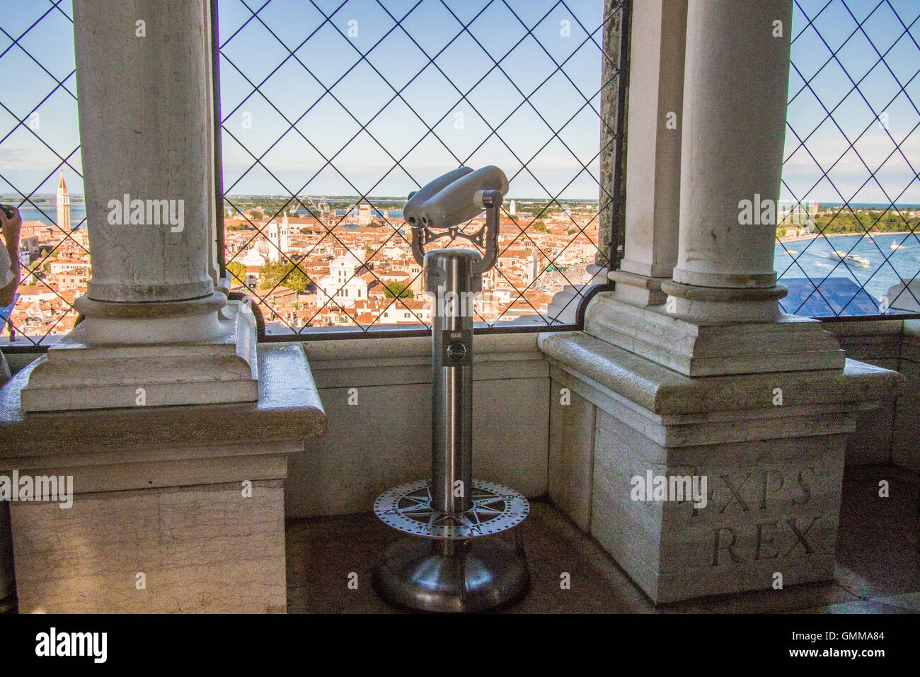 Vista dal campanile (campanile) in Piazza San Marco, Venezia, Veneto, Italia. Canale della Giudecca è sulla destra. Foto Stock