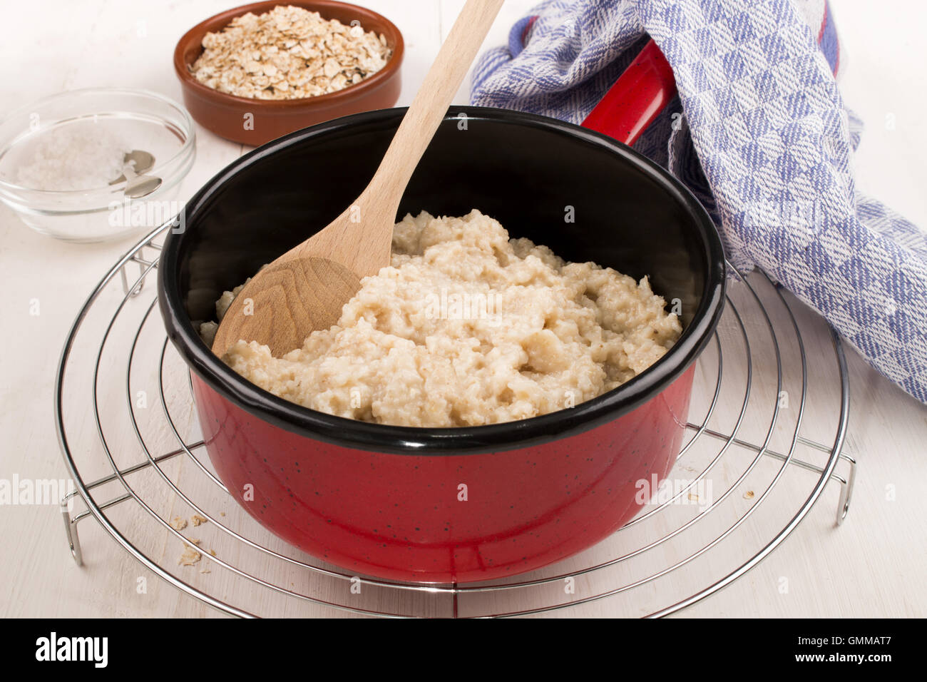 Con acqua bollita Irish Steel cut avena in una pentola di smalto Foto Stock