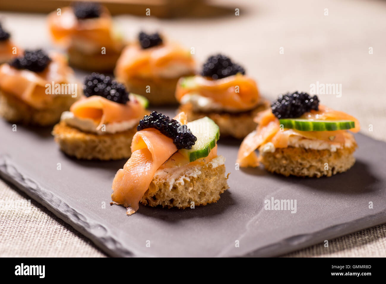 Salmone affumicato antipasto con crema di formaggio e caviale Foto Stock