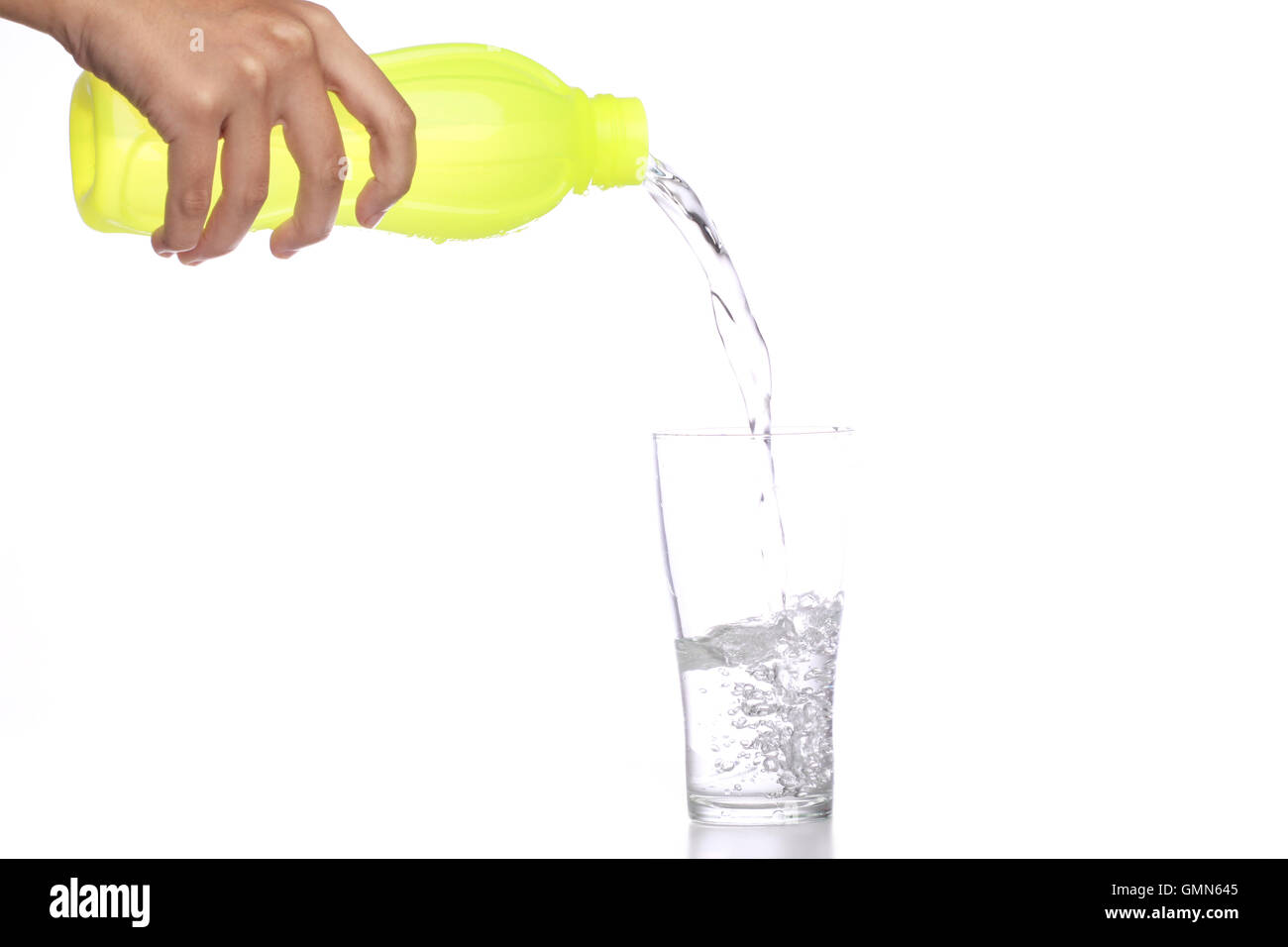 Donne versare acqua in vetro isolato in uno sfondo bianco. Foto Stock