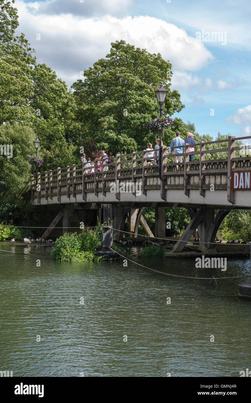 Il ponte sul fiume Tamigi tra Goring e Streatley Foto Stock