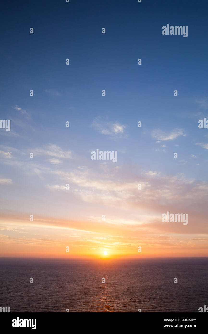 Tramonto spettacolare. Foto verticale presa dal capo di Keri nel sud-ovest dell'isola greca di Zante nel Mar Ionio Foto Stock