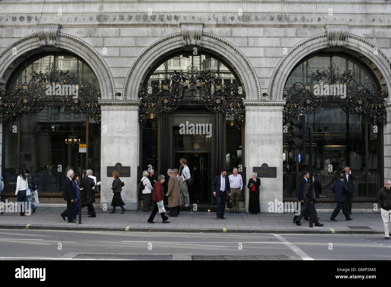 Il Wolseley sulla Piccadilly, un ritrovo preferito di Mayfair basati gli hedge fund e i private equity manager. Foto Stock