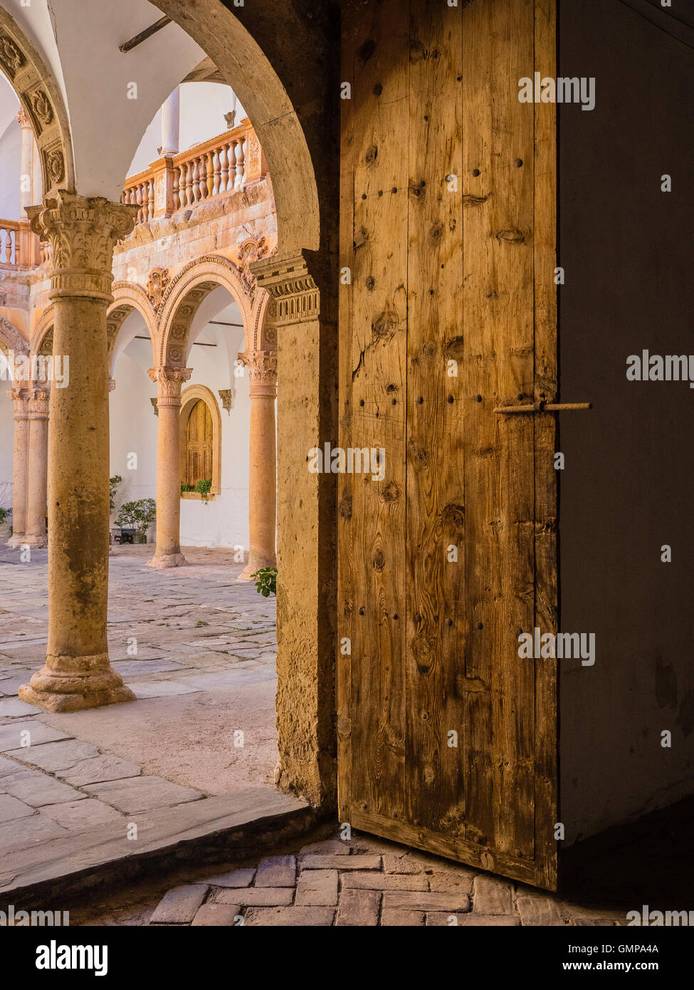 Castello la calahorra acciaio rinforzato, pesante porta e attraverso ... Rinforzare porta ingresso