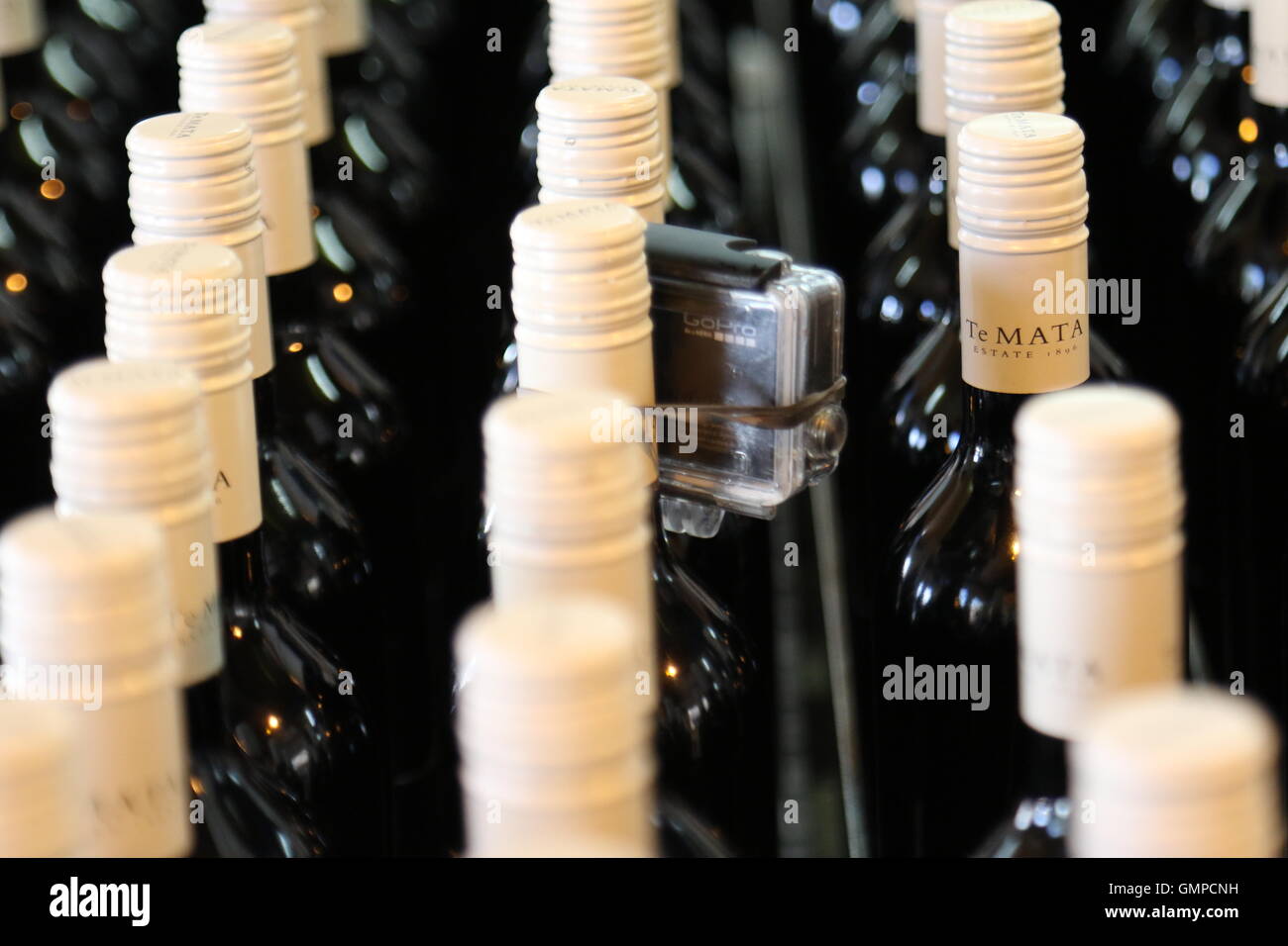 Go Pro telecamera attaccata alla bottiglia di vino in una fila di bottiglie a Te Mata cantina immobiliare, Havelock North, Nuova Zelanda Foto Stock