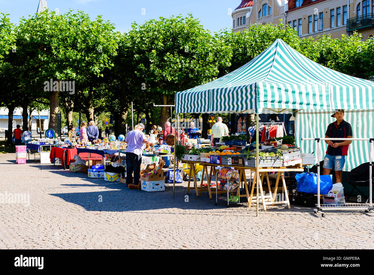 Lund, Svezia - 24 agosto 2016: giorno di mercato o mercato delle pulci a Clemens Square nella città. I fornitori che vendono frutta, verdura e o Foto Stock