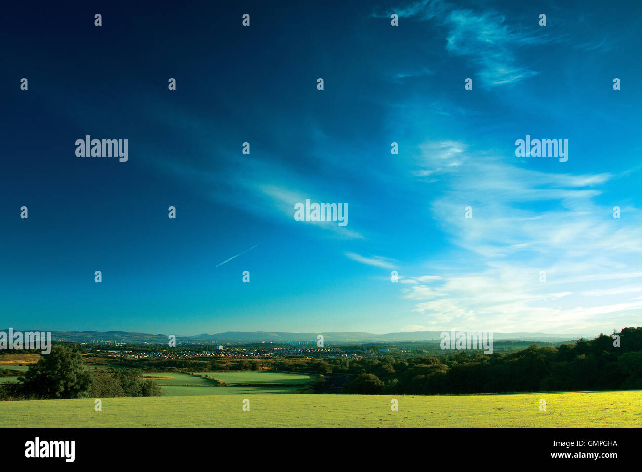 Guardando attraverso di Glasgow alla Campsie Fells e Kilpatrick Fells da dighe a Darnley Country Park, Barrhead, East Renfrewshire Foto Stock