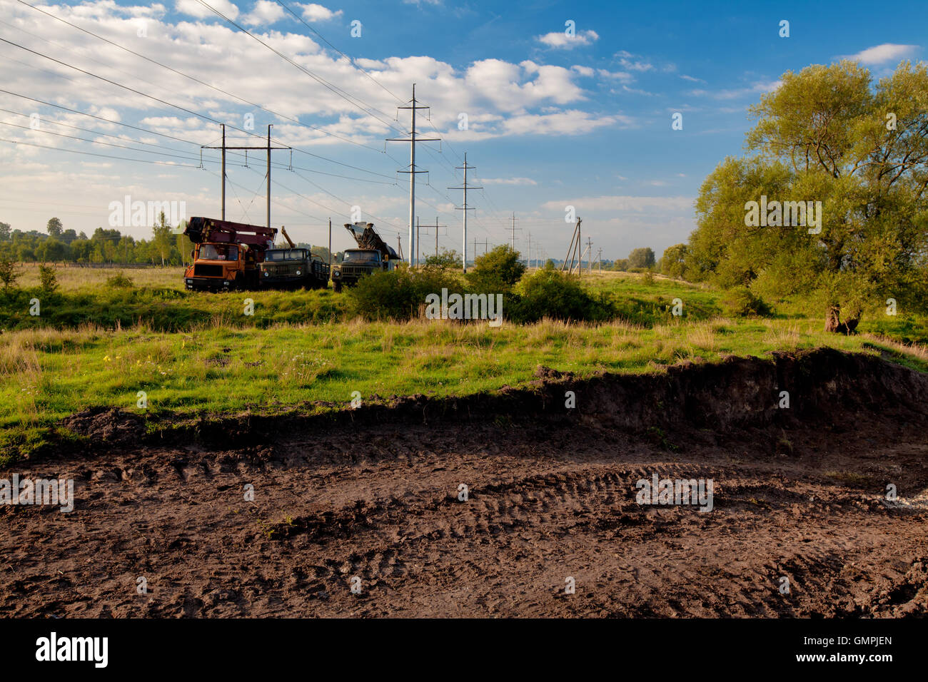 La costruzione di una nuova linea di potenza Foto Stock