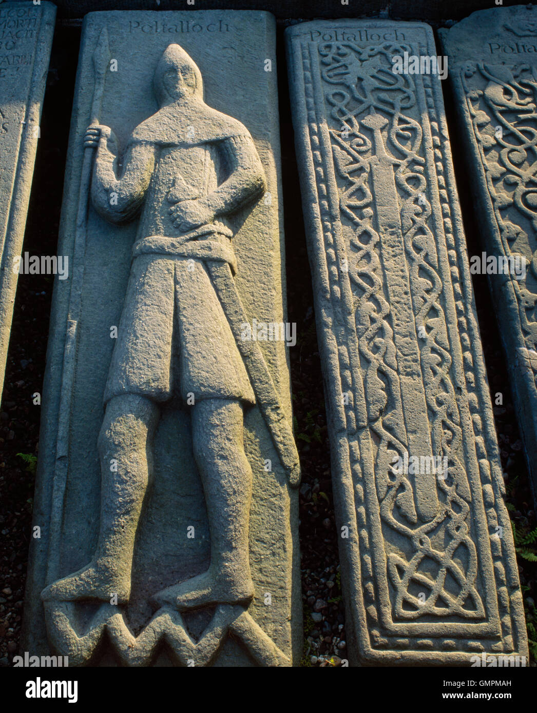 Parte di una collezione di West Highland graveslabs scolpiti a Kilmartin sagrato, Argyll: esempi del Loch Awe Scuola di scultura. Foto Stock