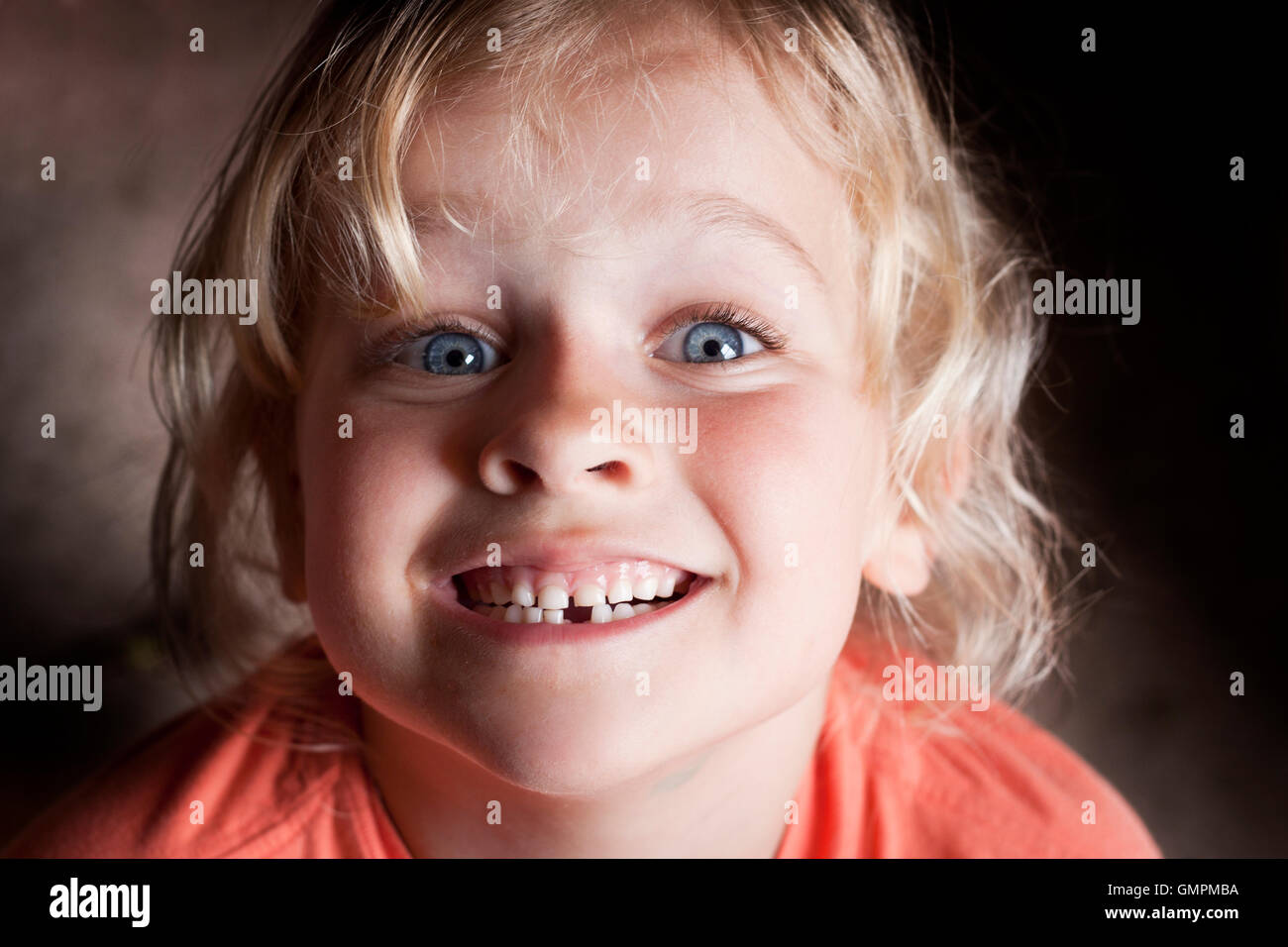 Bambino con dente mancante Foto Stock
