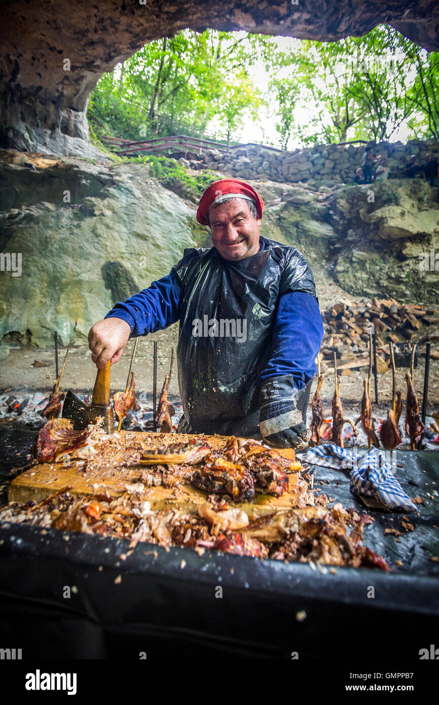 Uno dei cuochi del 'Zikiro Jate' tradizionale festa nella grotta delle streghe, a Zugarramurdi (Navarra - spagna). Foto Stock