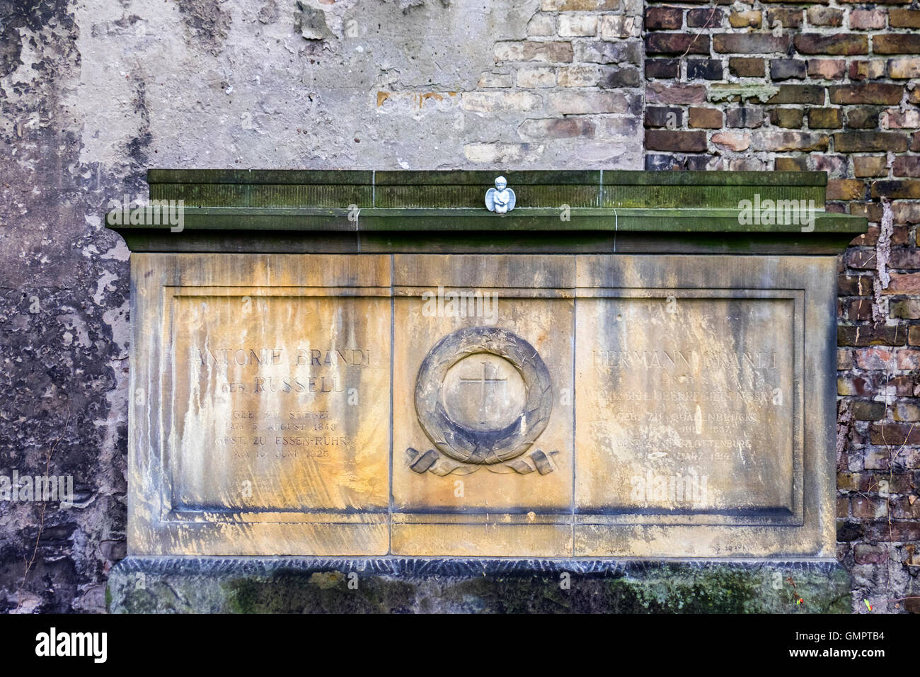 Piccolo angelo moderno in pietra antica tomba di Antonie & Hermann Brandi a santa Edvige cimitero, Alter Domfriedhof santa Edvige, Berlino. Foto Stock