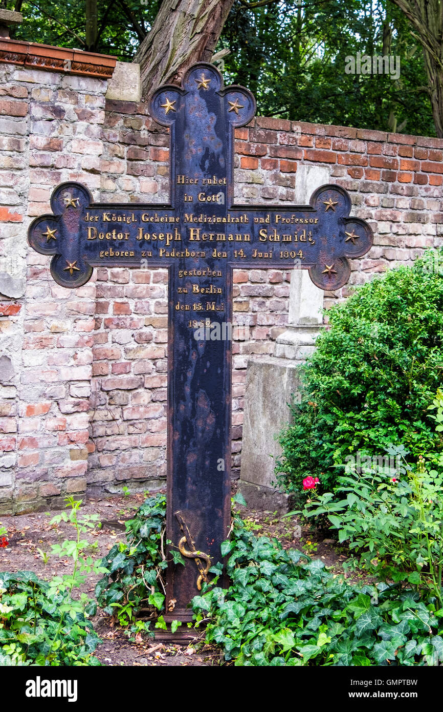Vecchia tomba croce del dottor Joseph Hermann Schmidt a santa Edvige cimitero, Alter Domfriedhof santa Edvige, Berlino. Foto Stock