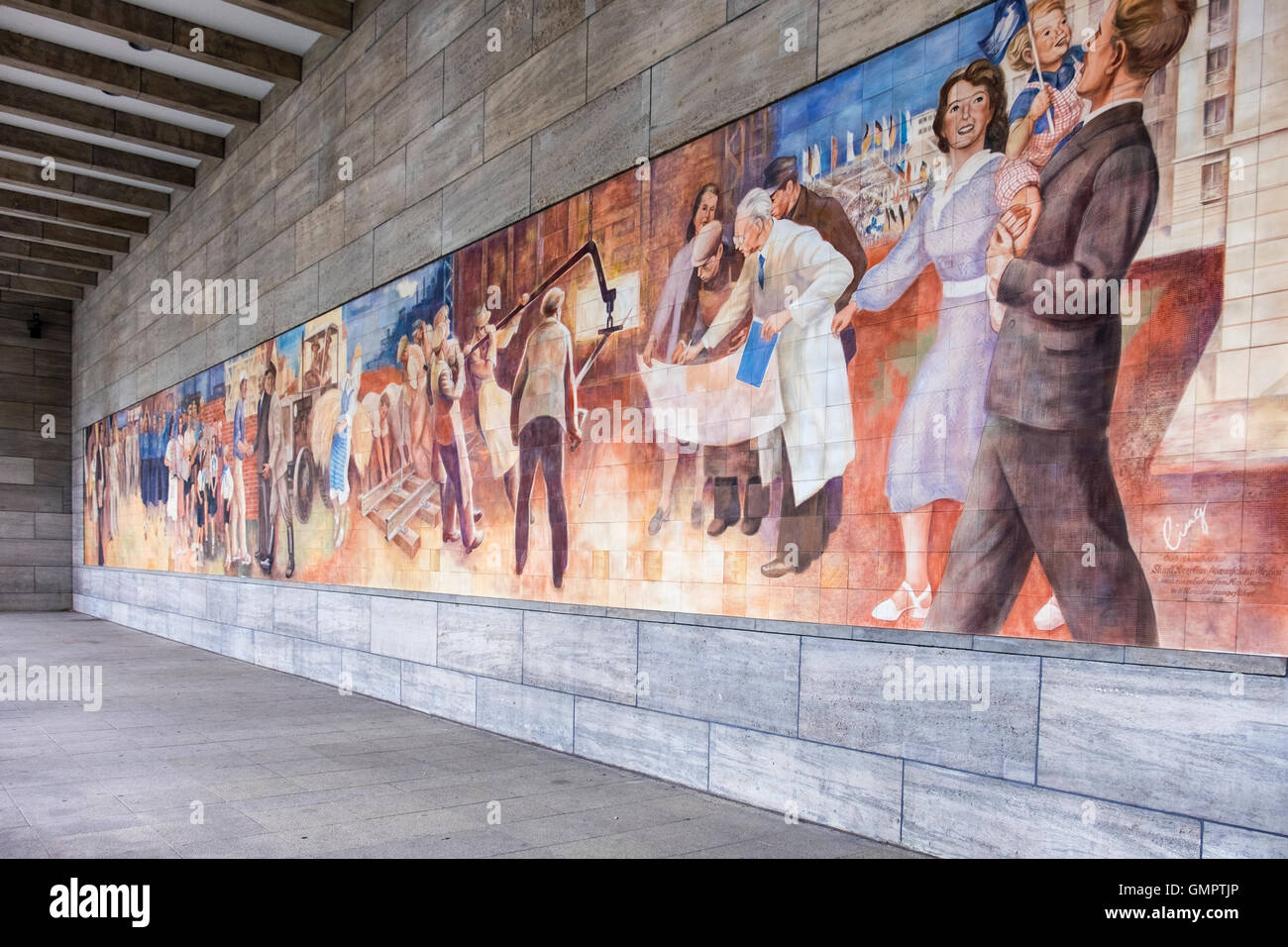 Murale di Max Lingner raffigura ideale socialista sulla parete del Bundesfinanzministerium, Ministero delle finanze tedesco edificio. Berlin Foto Stock