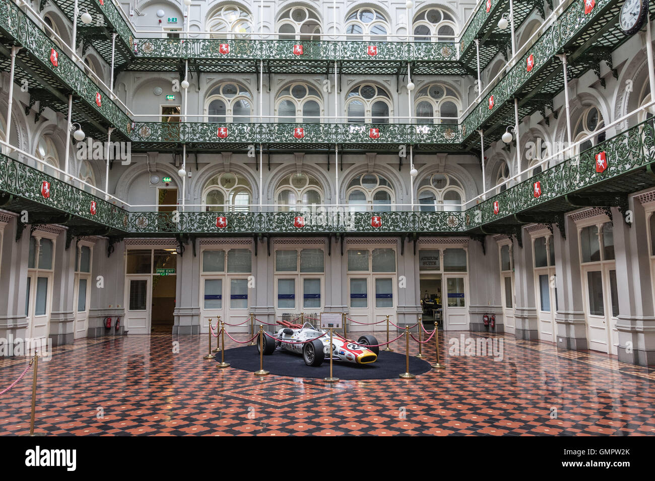 Interno del luppolo in scambio con una replica del 1966 Indianapolis 500 vincendo gara vettura pilotata da Graham Hill in mostra Foto Stock