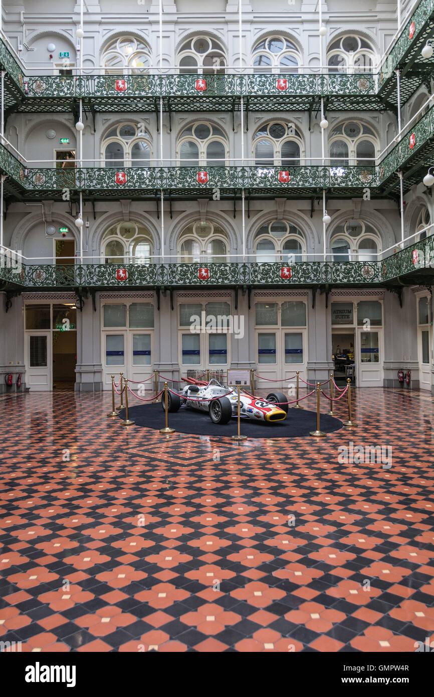 Interno del luppolo in scambio con una replica del 1966 Indianapolis 500 vincendo gara vettura pilotata da Graham Hill in mostra Foto Stock