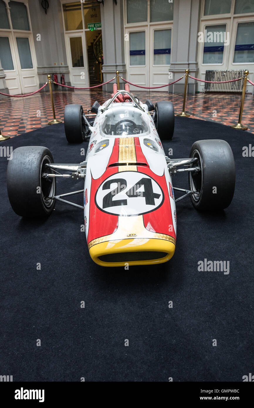 Una replica di Graham Hill's Lola T90 Ford al luppolo in Exchange, 24 Southwark Street, London, SE1 Foto Stock