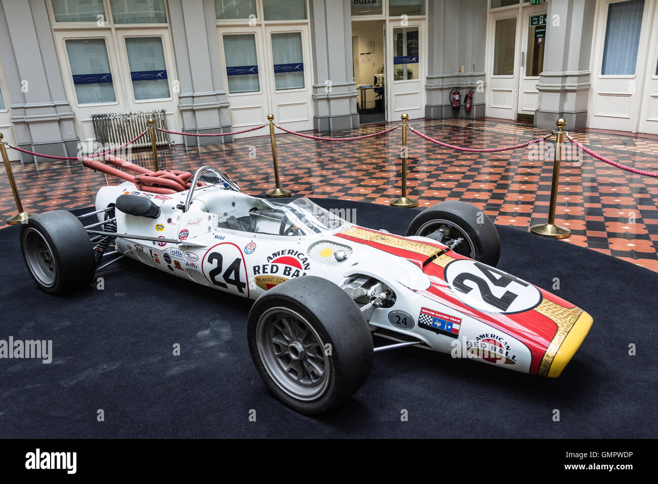 Una replica di Graham Hill's Lola T90 Ford al luppolo in Exchange, 24 Southwark Street, London, SE1 Foto Stock