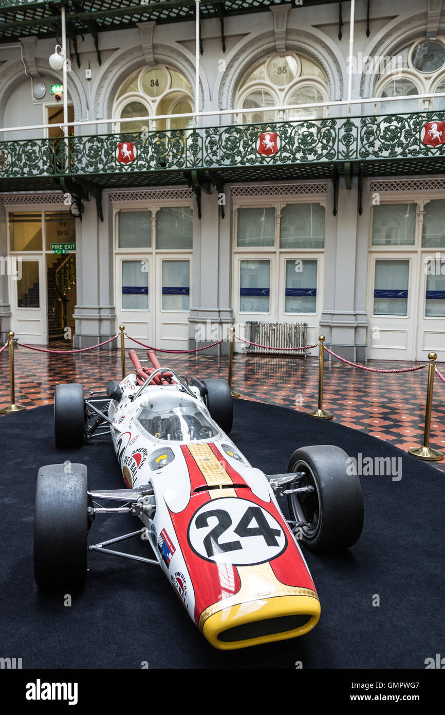 Una replica di Graham Hill's Lola T90 Ford al luppolo in Exchange, 24 Southwark Street, London, SE1 Foto Stock