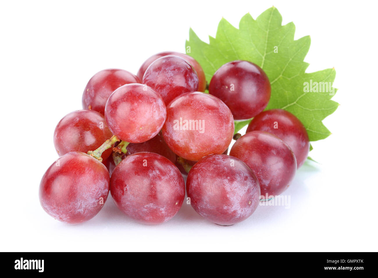Uva frutta rossa isolato su uno sfondo bianco Foto Stock